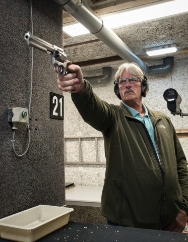 Bij ons kan zowel met pistolen als met revolvers worden geschoten, in zowel groot als klein kaliber.